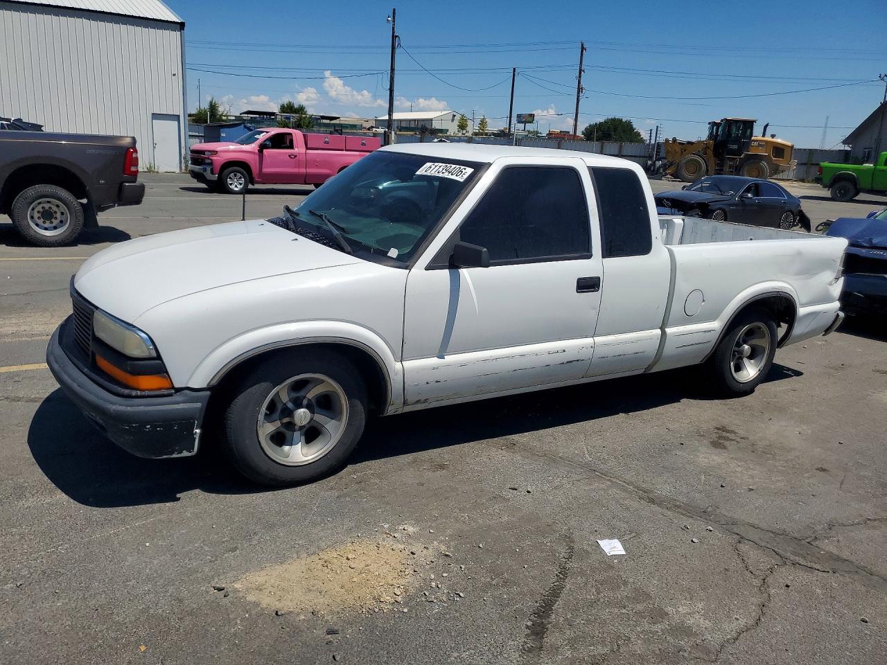 2000 Chevrolet S-10 LS, VIN 1GCCS19W8Y8313945 — Rear end