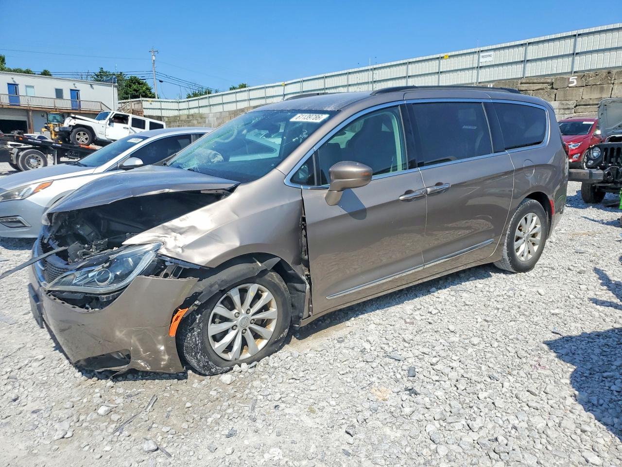 2017 Chrysler Pacifica Touring L, VIN 2C4RC1BG6HR553560 — Front end
