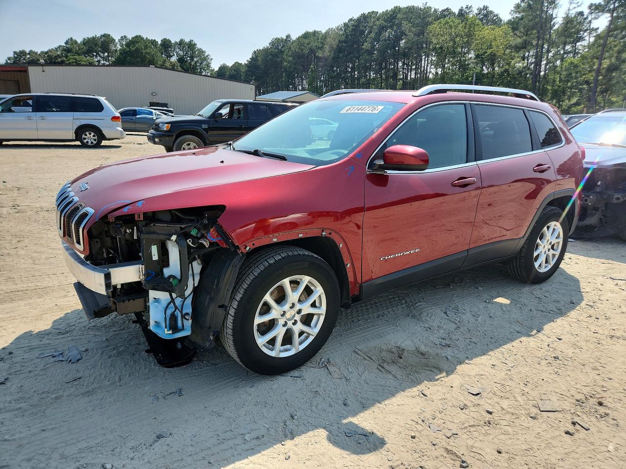 2017 Jeep Cherokee Latitude, VIN 1C4PJMCS7HW504800 — Front end