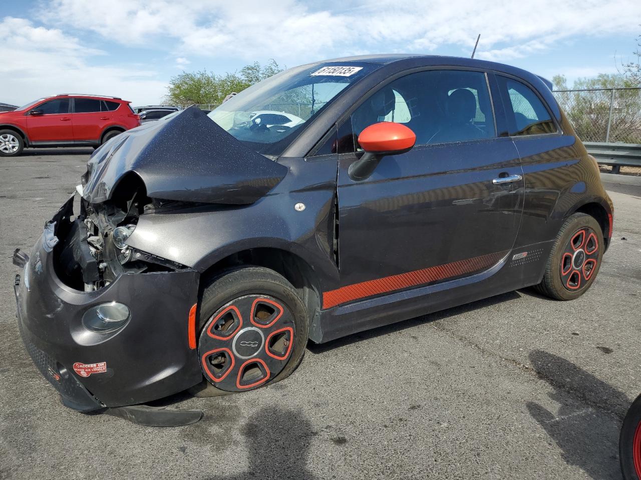 2018 FIAT 500e, VIN 3C3CFFGE1JT369314 — Front end