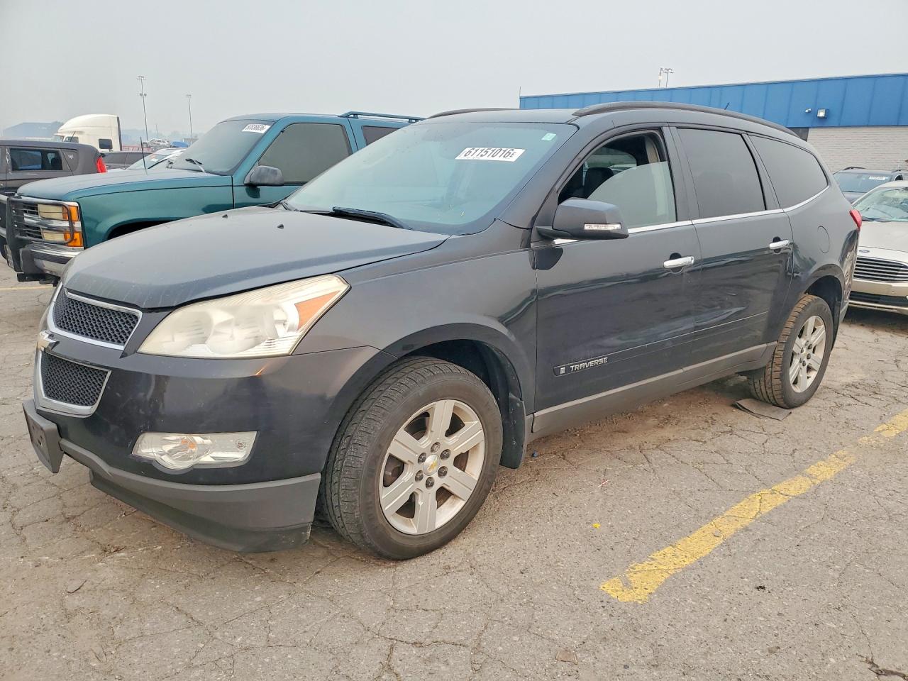 2009 Chevrolet Traverse 2LT, VIN 1GNEV23DX9S139448 — Side
