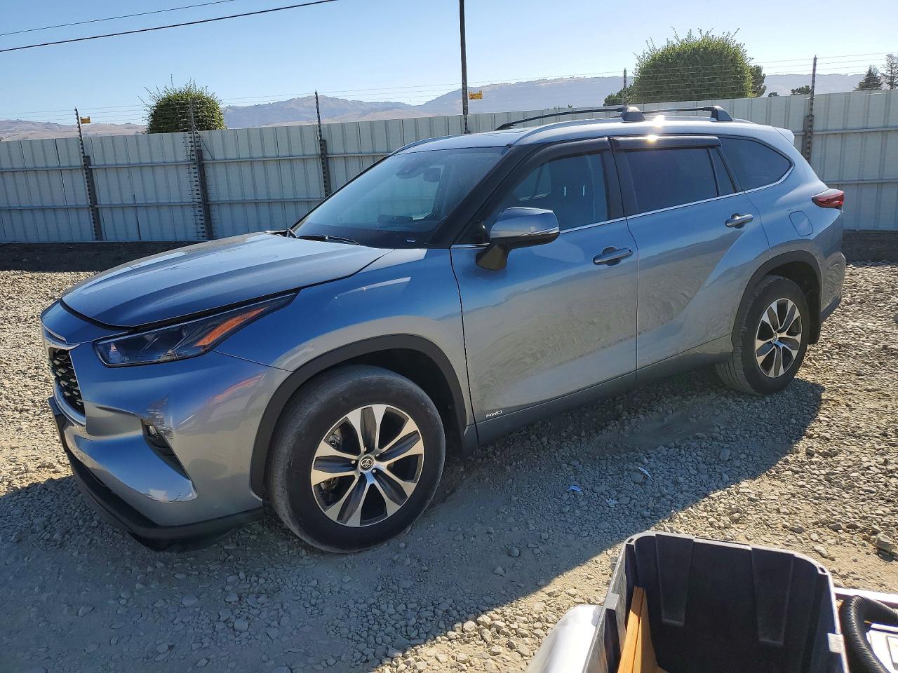 2023 Toyota Highlander Hybrid XLE, VIN 5TDKBRCH3PS597578 — Перед