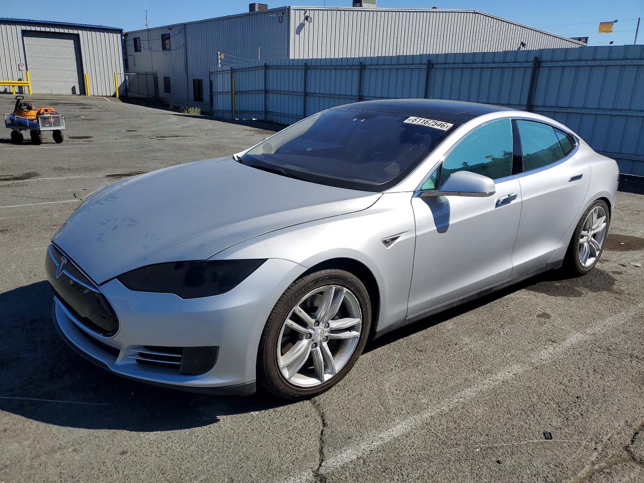 2014 Tesla Model S 60, VIN 5YJSA1H11EFP48614 — Мелкие вмятины и царапины
