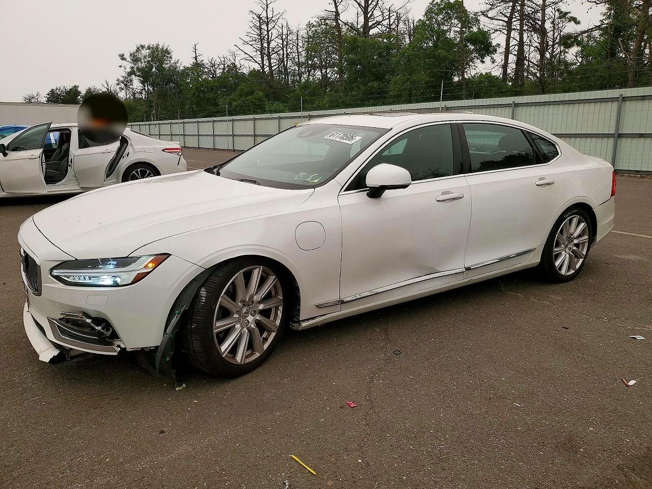 2018 Volvo S90 Inscription, VIN LVYBC0AL9JP033296 — Front end