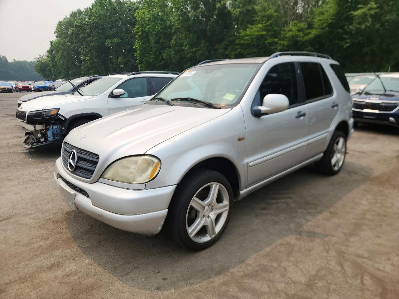 2001 Mercedes-Benz M 320/430/500, VIN 4JGAB72E51A266346 — Minor dents and scratches