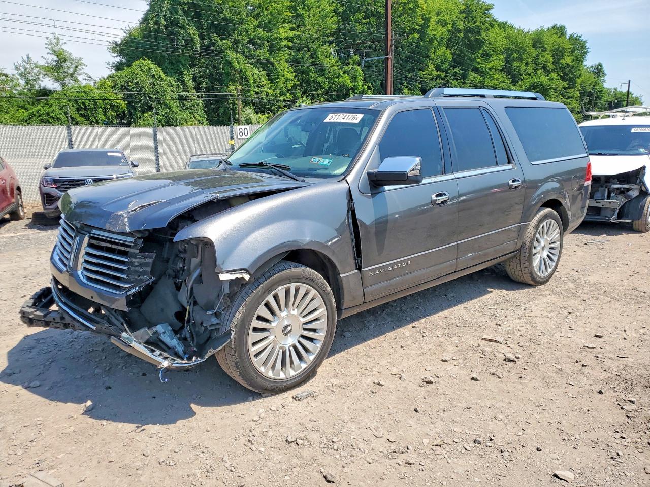 2017 Lincoln Navigator Reserve, VIN 5LMJJ3LT5HEL11603 — Front end