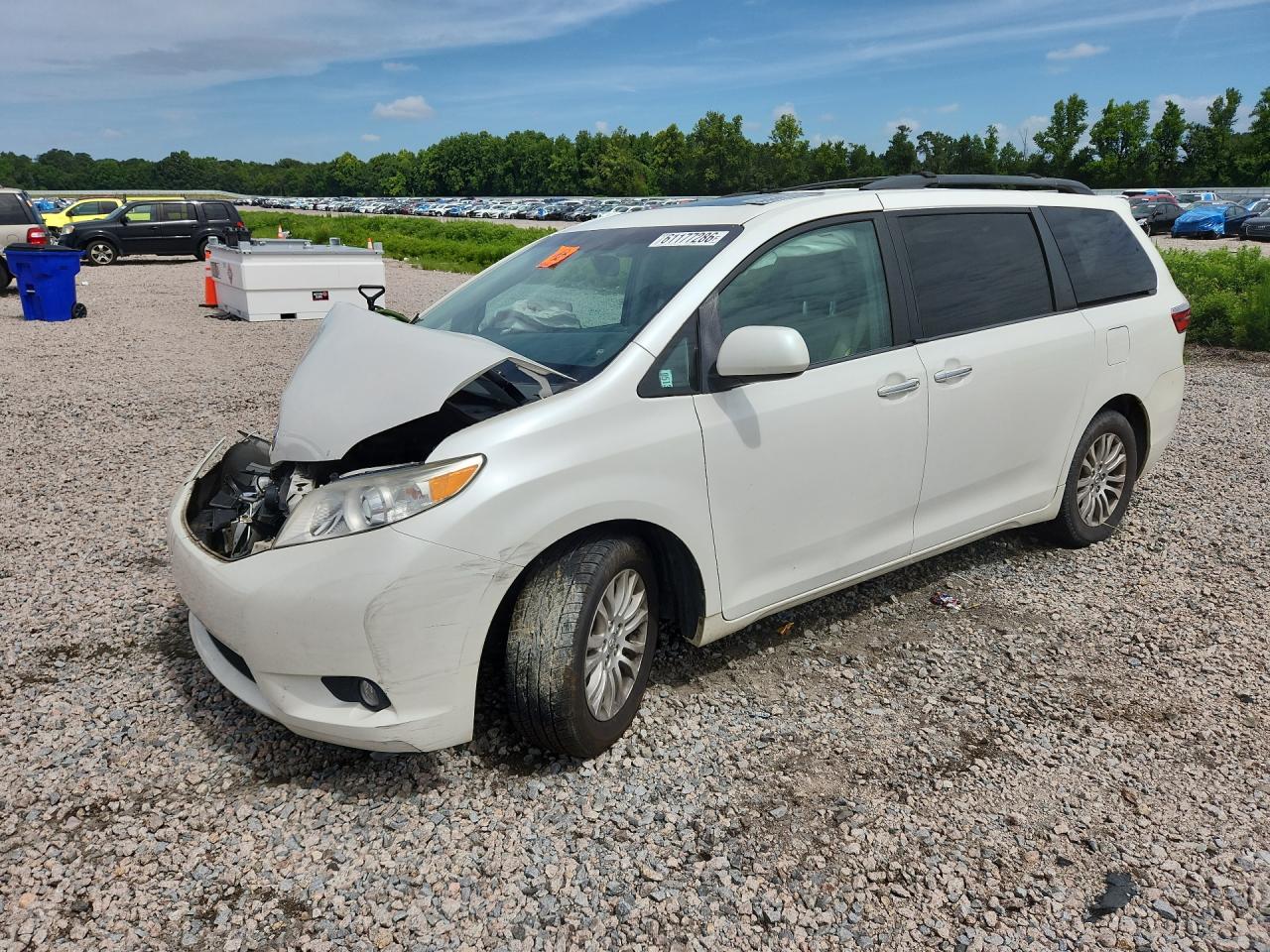 2015 Toyota Sienna XLE, VIN 5TDYK3DC3FS666486 — Перед