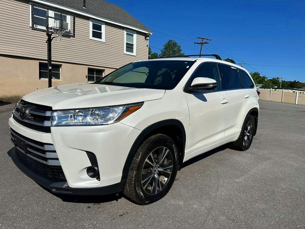 2018 Toyota Highlander LE Plus, VIN 5TDBZRFH3JS891836 — Minor dents and scratches