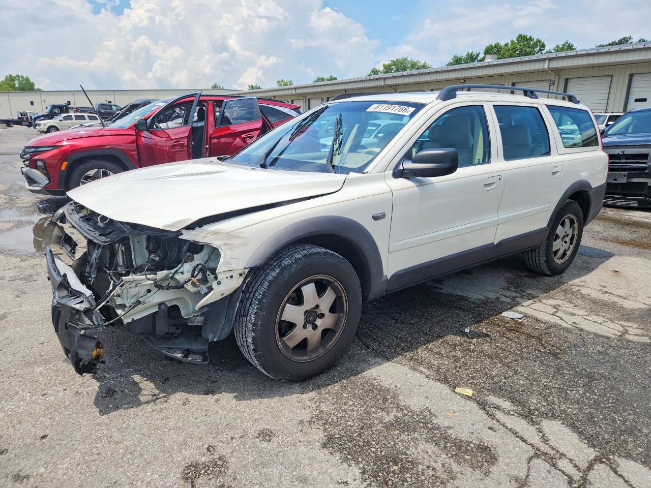 2002 Volvo V70, VIN YV1SZ58D421056792 — Перед