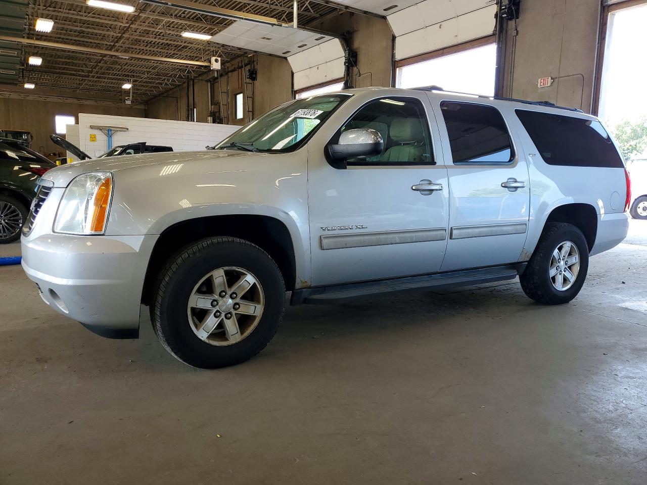 2013 GMC Yukon XL SLT, VIN 1GKS2KE75DR338505 — Перед