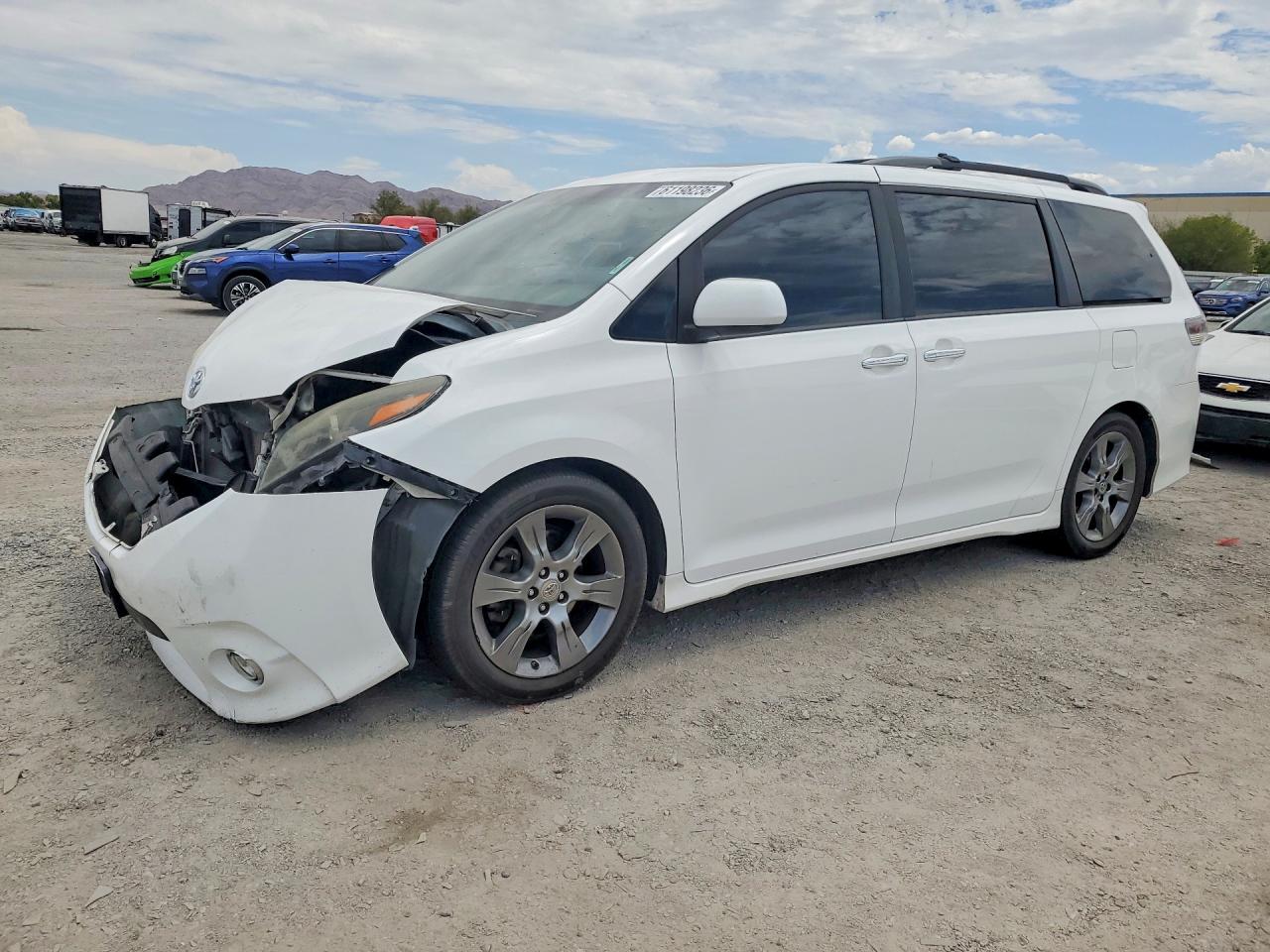 2015 Toyota Sienna SE, VIN 5TDXK3DC5FS551125 — Front end