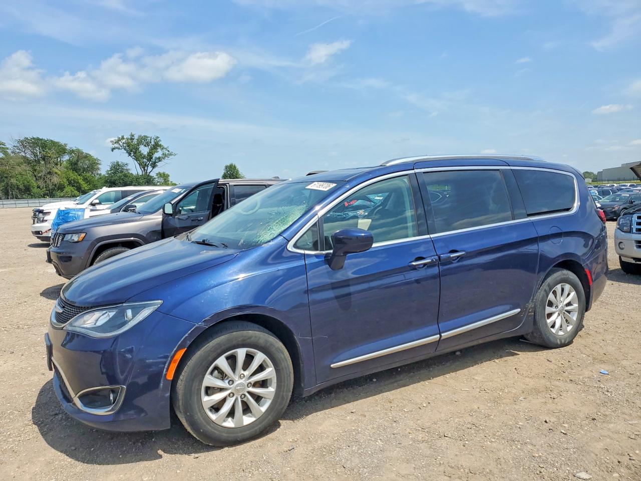 2018 Chrysler Pacifica Touring L Plus, VIN 2C4RC1EG6JR131628 — Auction photo 1 of 13