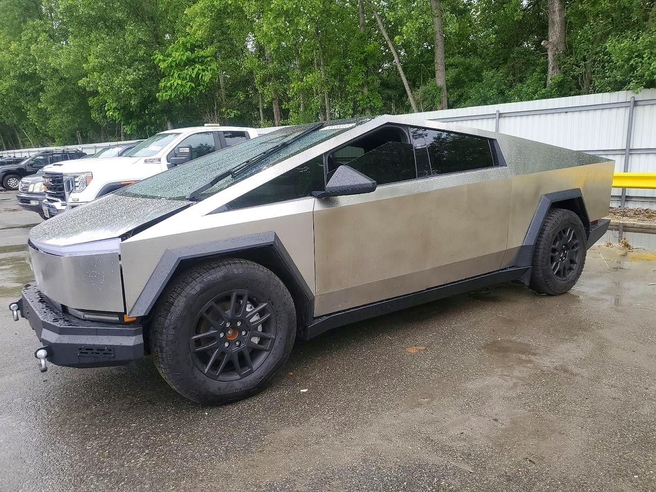 2024 Tesla Cybertruck Cyberbeast, VIN 7G2CEHEE3RA048554 — Minor dents and scratches