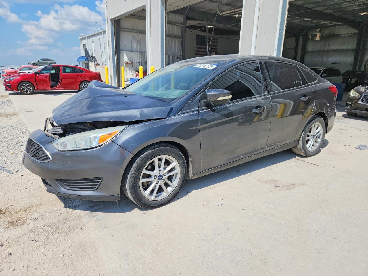 2017 Ford Focus SE, VIN 1FADP3F24HL266869 — Перед