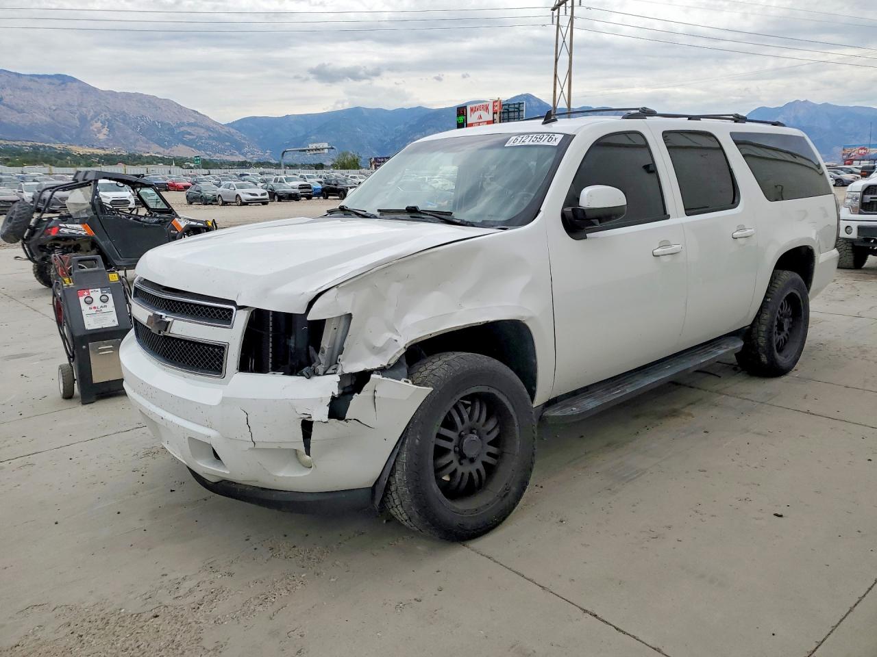 2010 Chevrolet Suburban LT, VIN 1GNUKJE33AR262099 — Front end