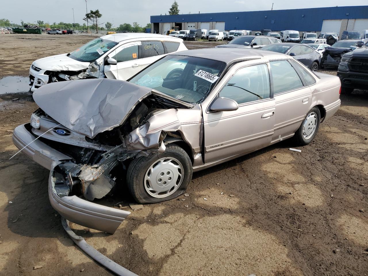 1994 Ford Taurus GL, VIN 1FALP52U7RG235494 — Front end