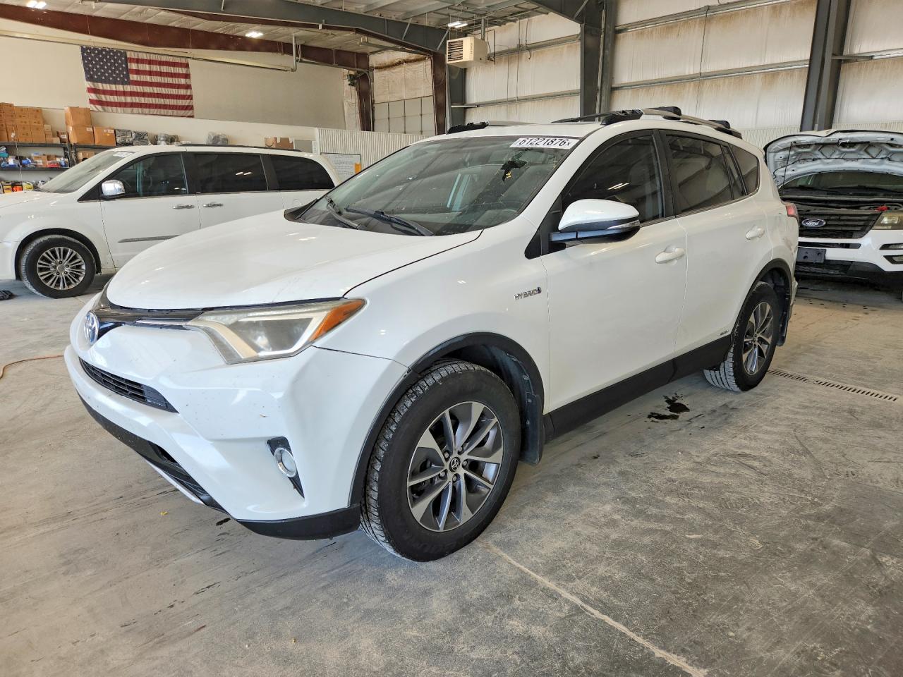 2016 Toyota RAV4 XLE, VIN JTMRJREV8GD033585 — Зад