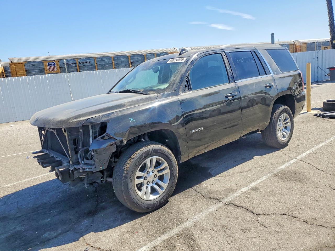 2020 Chevrolet Tahoe LT, VIN 1GNSKBKC3LR163979 — Перед