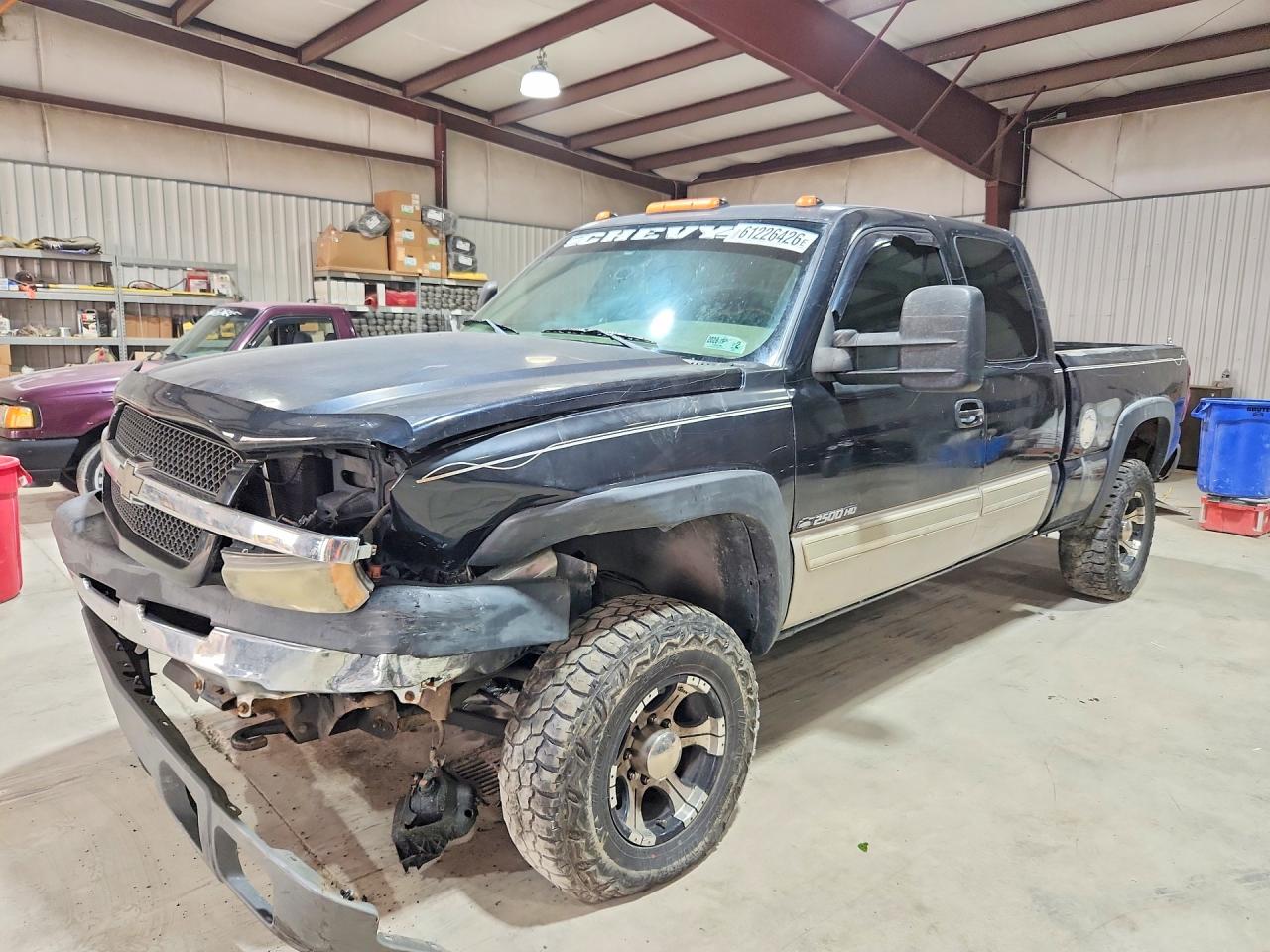 2004 Chevrolet Silverado 2500HD LS, VIN 1GCHK29U24E207836 — Front end