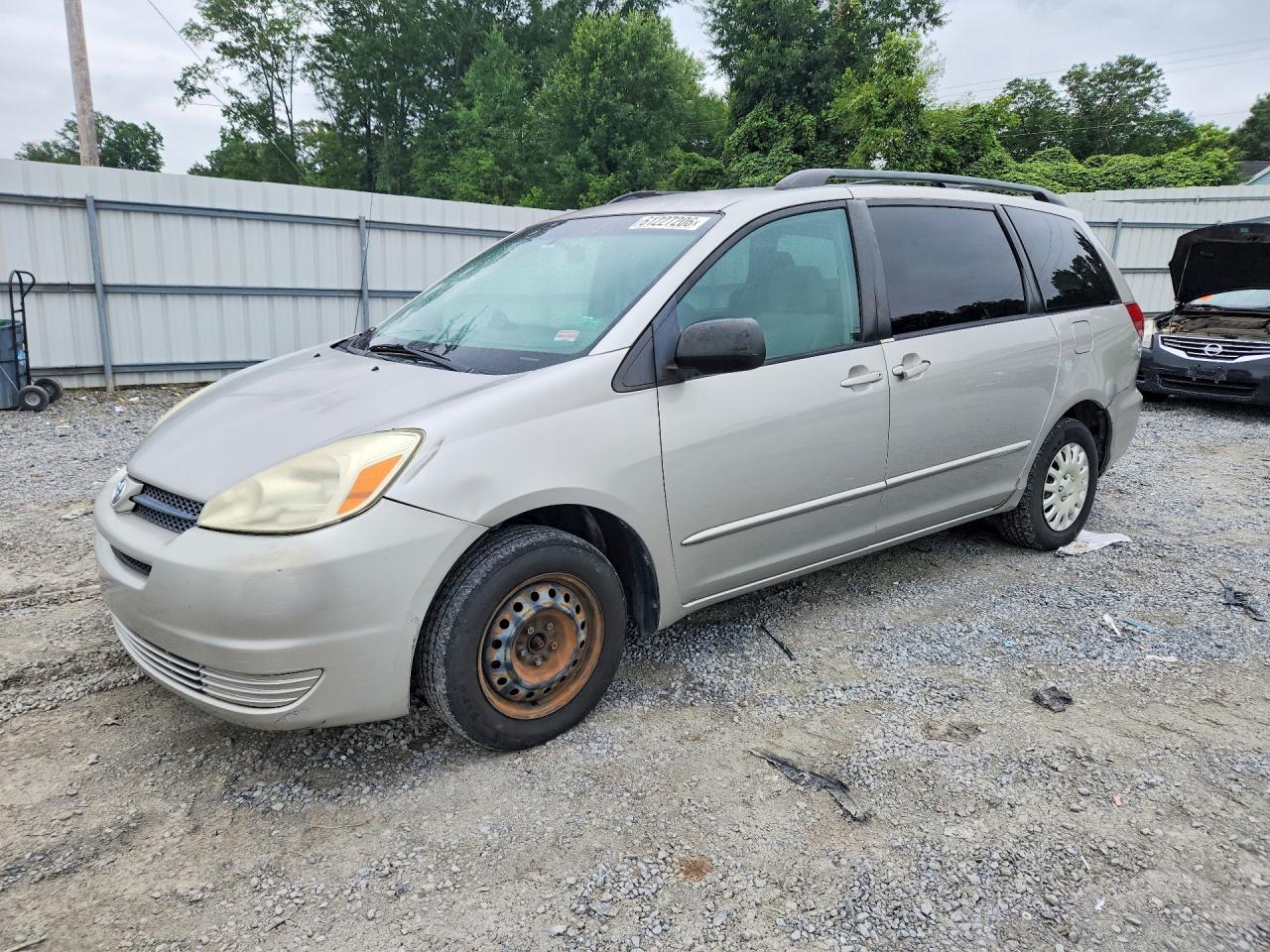 2005 Toyota Sienna CE, VIN 5TDZA23C75S345617 — Front end