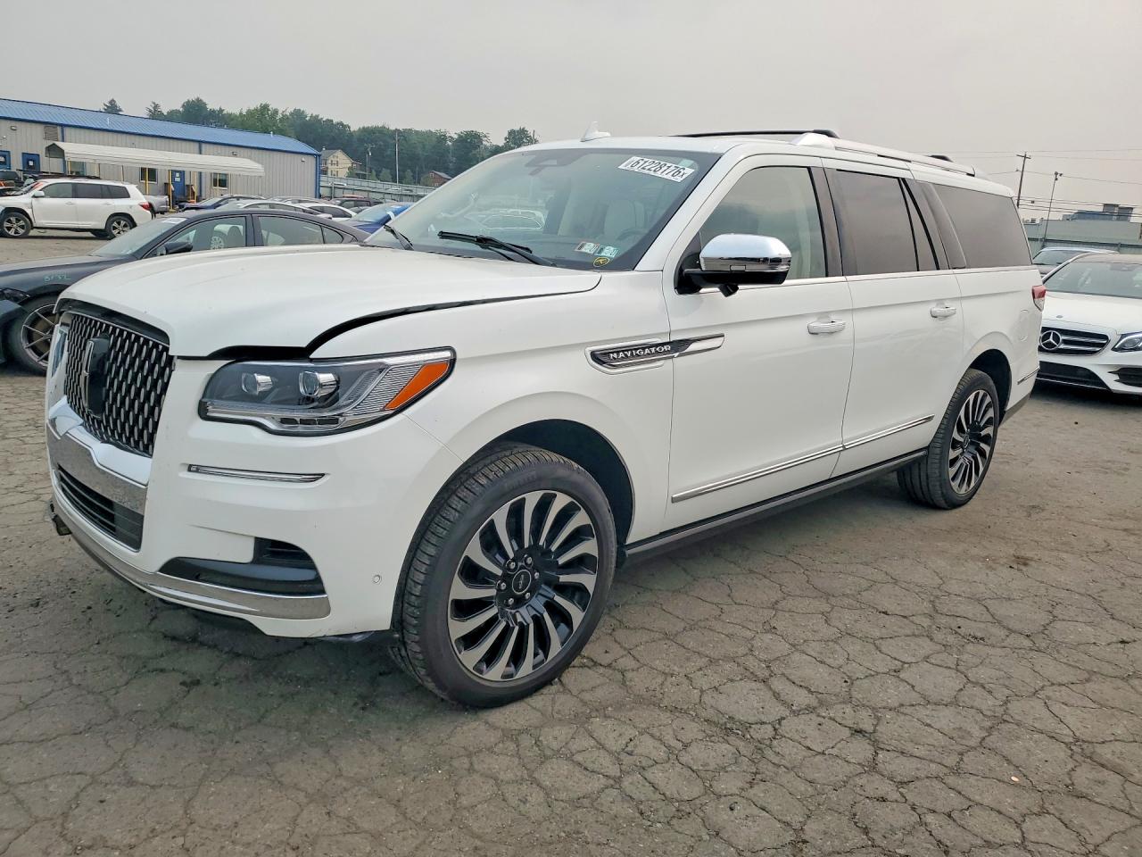 2023 Lincoln Navigator Black Label, VIN 5LMJJ3TG0PEL03104 — Front end