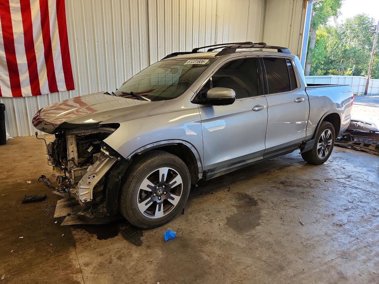 2018 Honda Ridgeline RTL-E, VIN 5FPYK3F72JB017542 — Front end