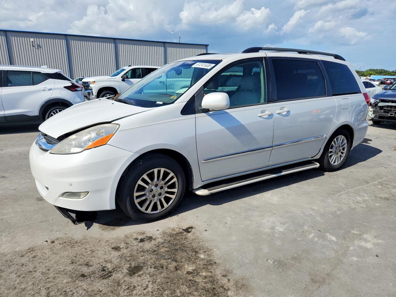 2007 Toyota Sienna XLE, VIN 5TDZK22C37S095150 — Minor dents and scratches