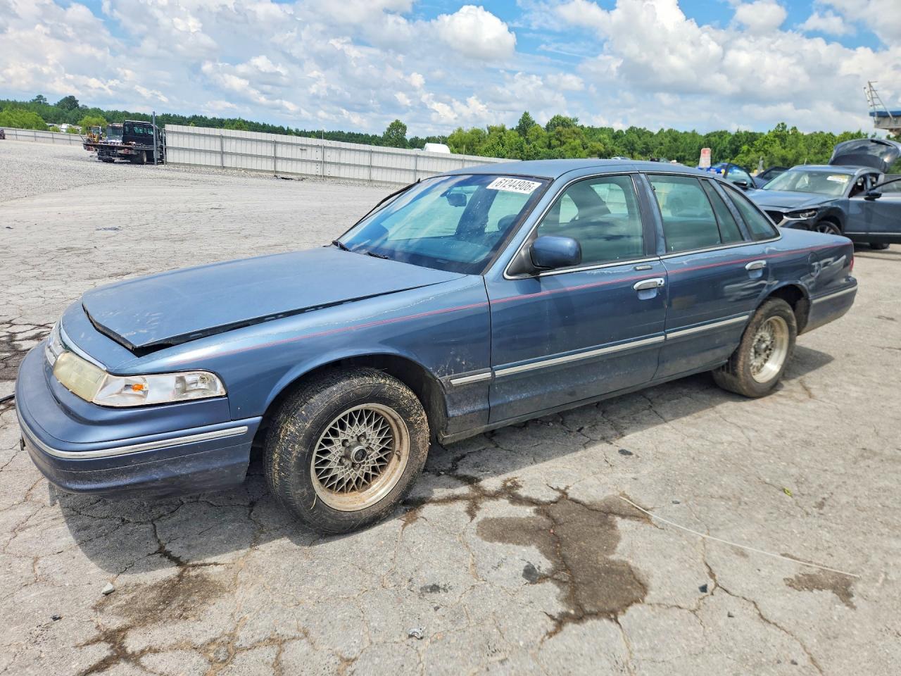 1996 Ford Crown Victoria LX, VIN 2FALP74W8TX204489 — Side
