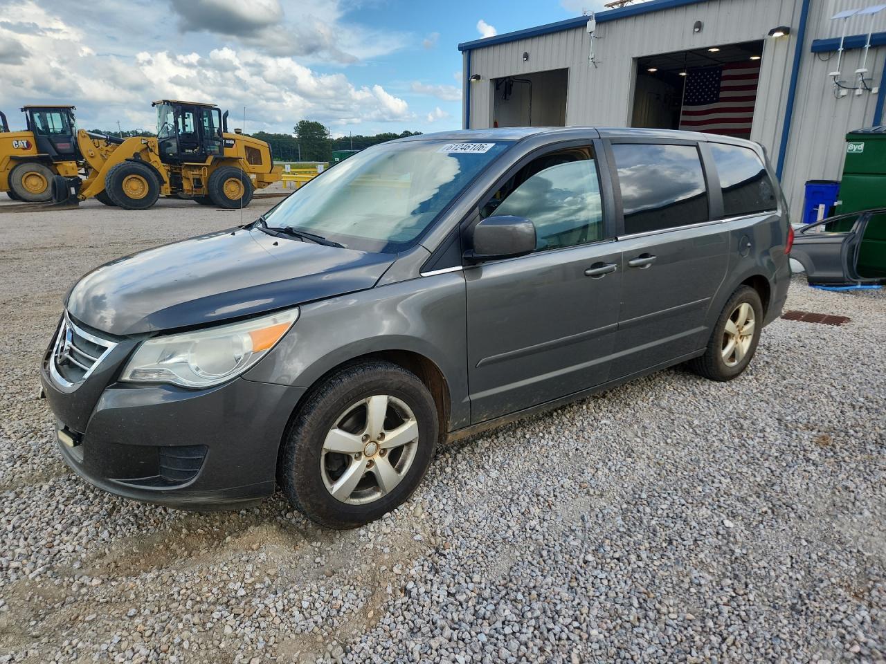 2010 Volkswagen Routan SE, VIN 2V4RW3D11AR295679 — Front end