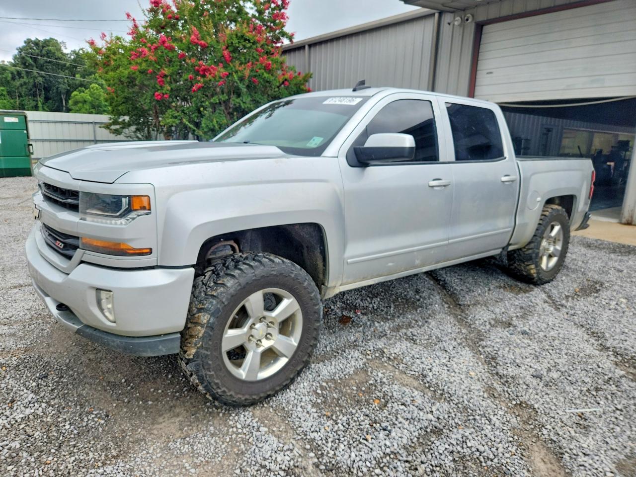 2018 Chevrolet Silverado 1500 LT, VIN 3GCUKREC0JG104973 — Side