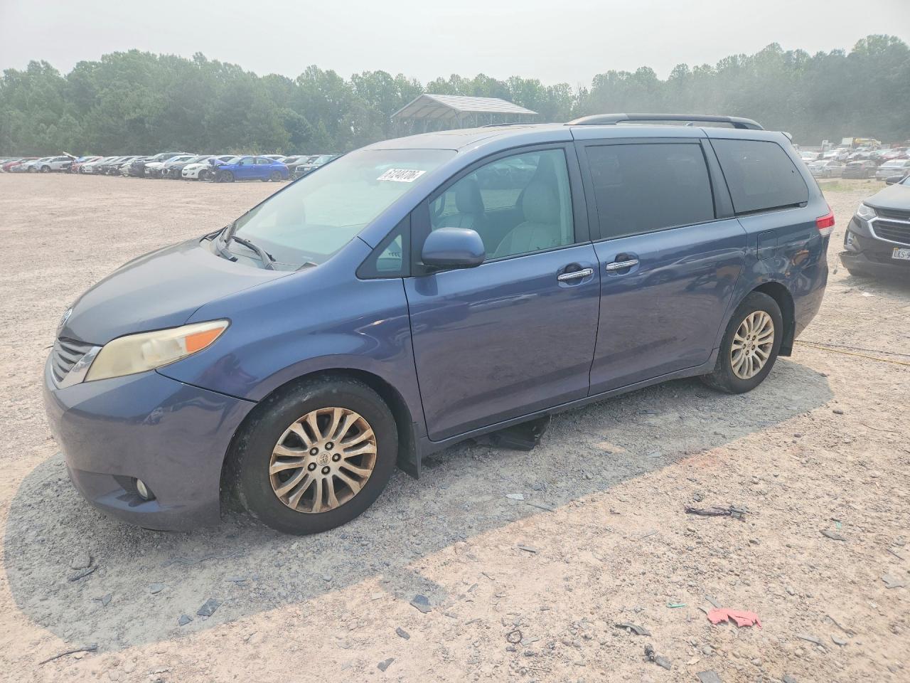 2014 Toyota Sienna XLE, VIN 5TDYK3DC6ES416383 — Normal wear