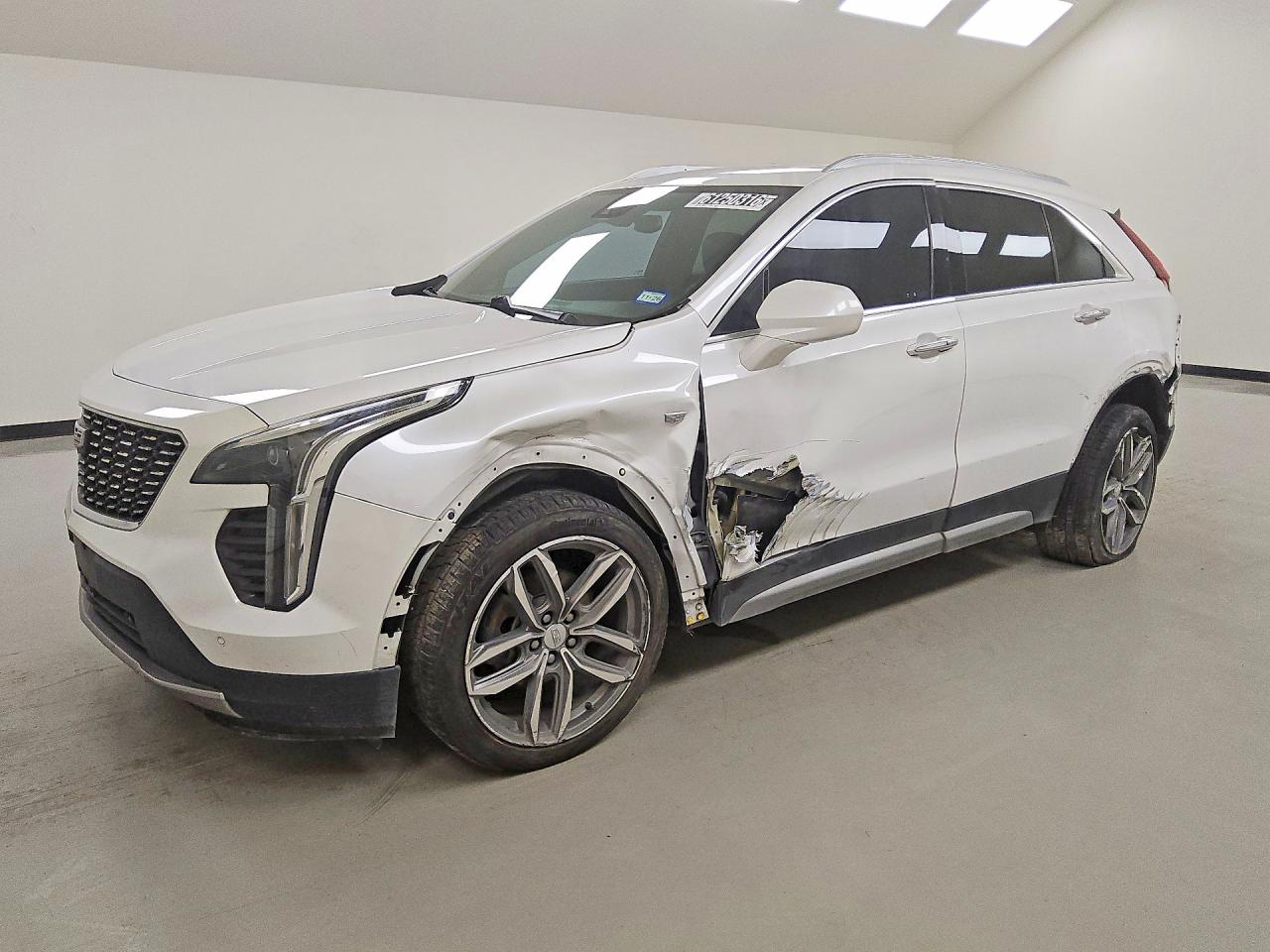 2020 Cadillac XT4 AWD Premium Luxury, VIN 1GYFZDR45LF105142 — Бок