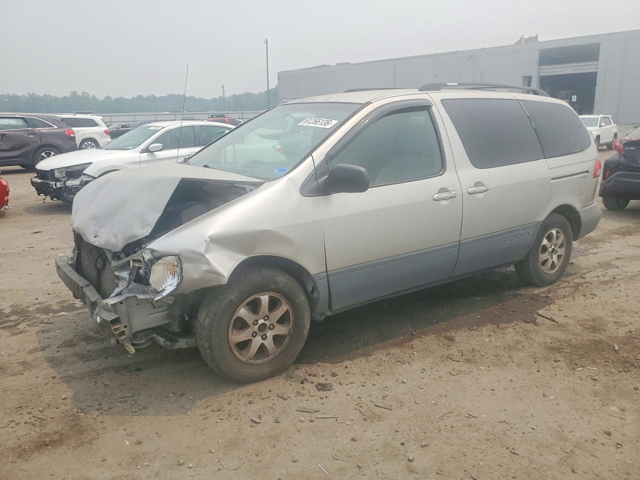 2002 Toyota Sienna XLE, VIN 4T3ZF13C02U464843 — Front end