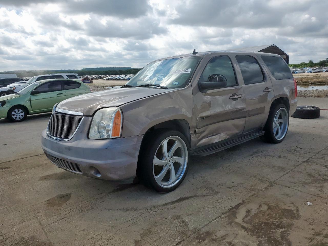 2007 GMC Yukon SLE, VIN 1GKFC13027R123926 — Front end