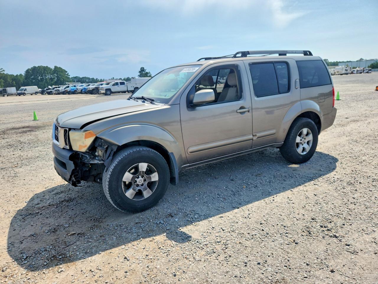 2005 Nissan Pathfinder SE, VIN 5N1AR18W75C747296 — Перед