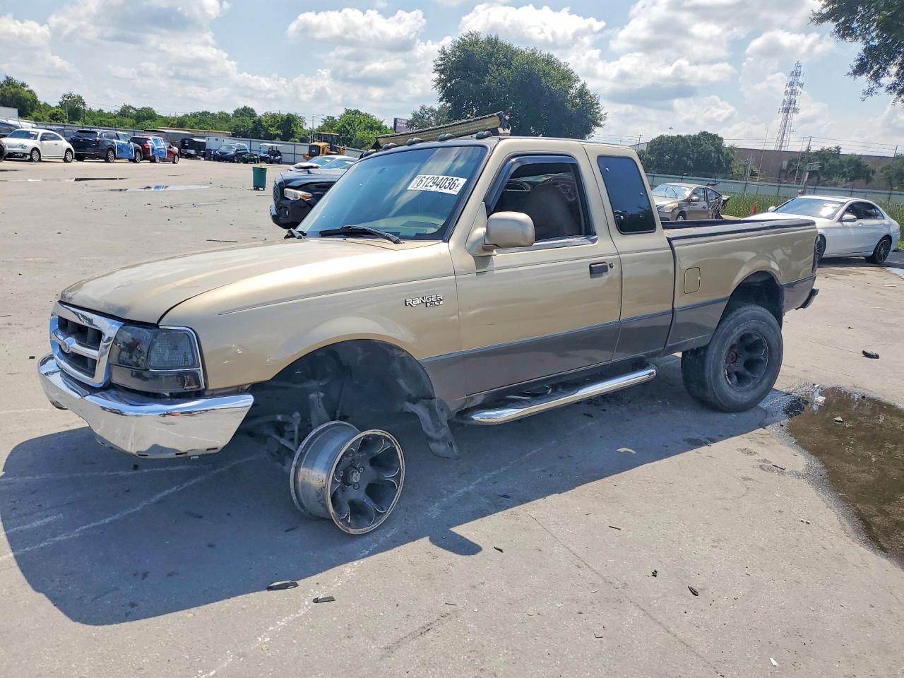 1999 Ford Ranger XL, VIN 1FTYR14V5XPB93607 — Front end