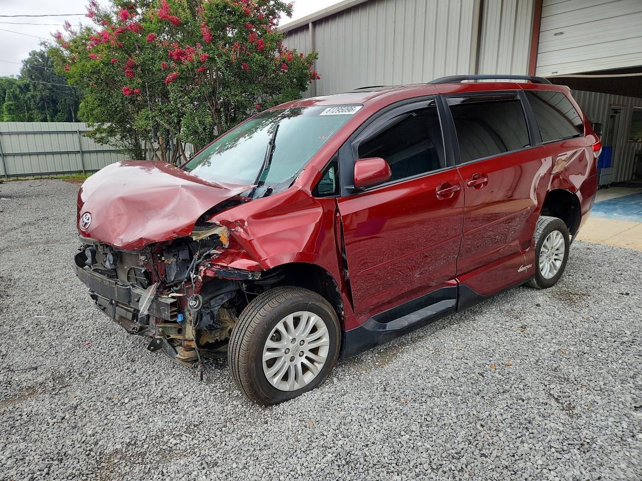 2014 Toyota Sienna XLE, VIN 5TDYK3DC5ES455935 — Front end