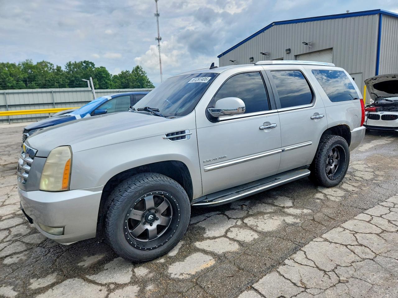 2010 Cadillac Escalade Luxury, VIN 1GYUKBEF3AR111542 — Hail