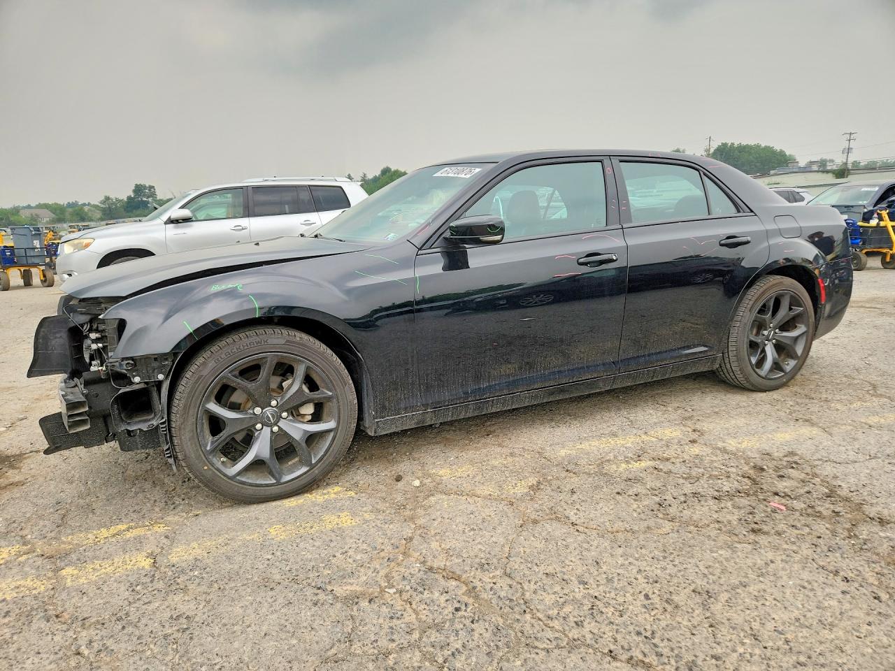 2022 Chrysler 300 S, VIN 2C3CCABG1NH184683 — Перед
