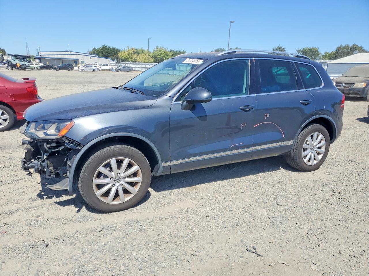 2011 Volkswagen Touareg Sport, VIN WVGFF9BP5BD004592 — Front end