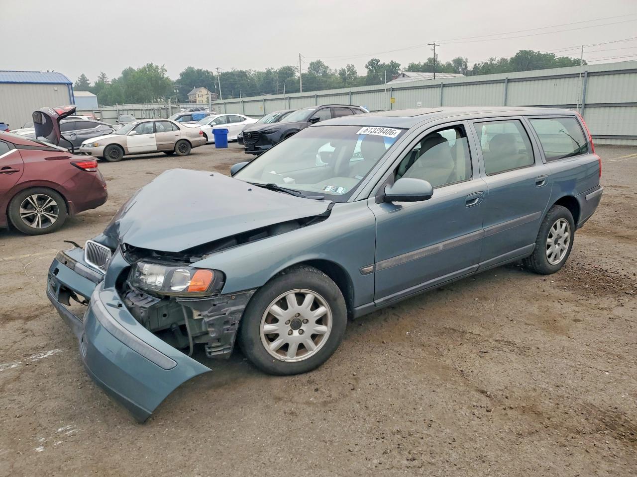 2002 Volvo V70, VIN YV1SW61R921261464 — Перед