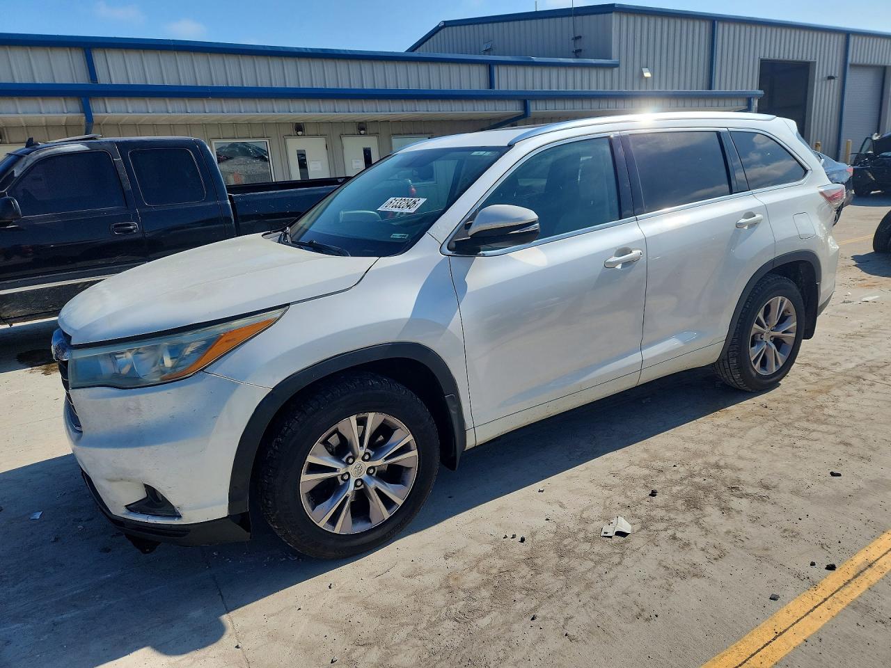 2015 Toyota Highlander XLE, VIN 5TDJKRFH7FS177070 — Front end