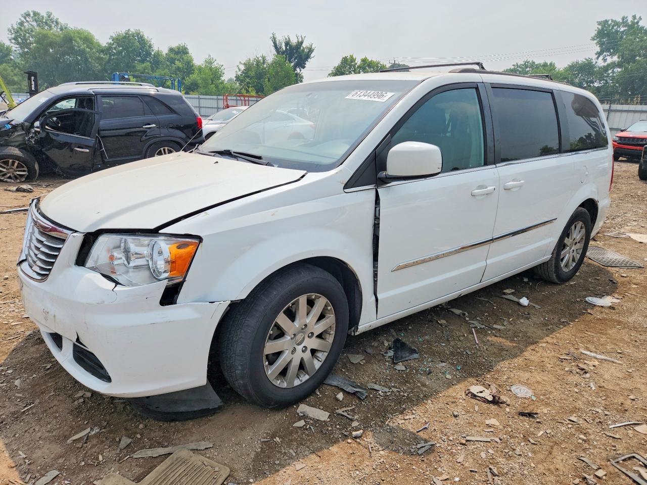 2016 Chrysler Town & Country Touring, VIN 2C4RC1BG3GR175020 — Front end