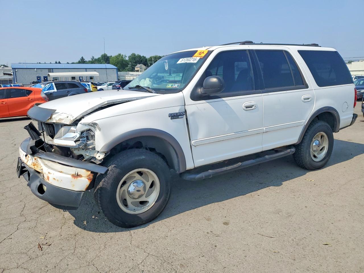 1999 Ford Expedition XLT, VIN 1FMRU1867XLC52097 — Front end