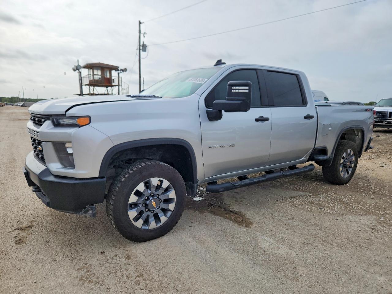 2023 Chevrolet Silverado 2500HD Custom, VIN 2GC4YMEY1P1727436 — Бок
