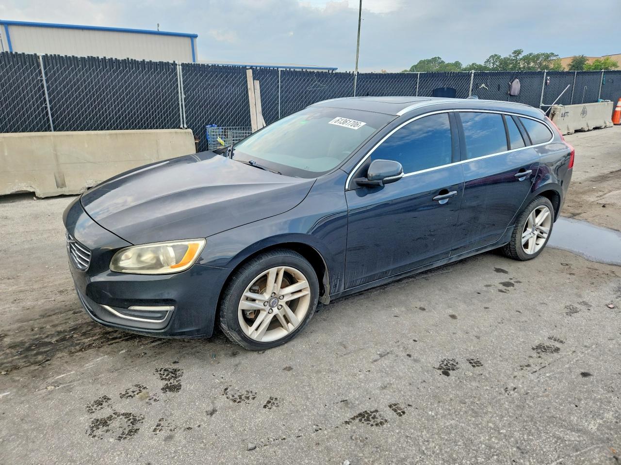 2015 Volvo V60 T5 Drive-E Premier, VIN YV126MEB2F1199574 — Minor dents and scratches