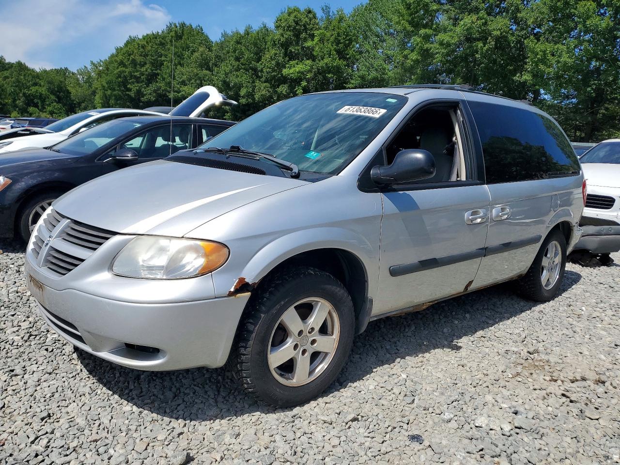 2006 Dodge Caravan SXT, VIN 1D4GP45R36B502140 — Minor dents and scratches