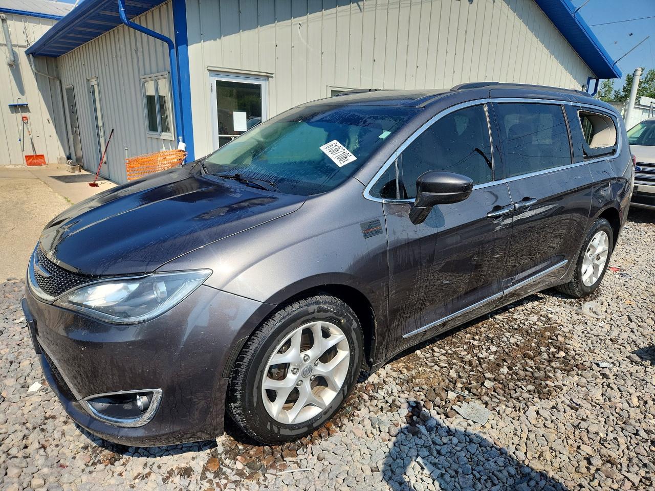 2017 Chrysler Pacifica Touring L, VIN 2C4RC1BG5HR684527 — Side