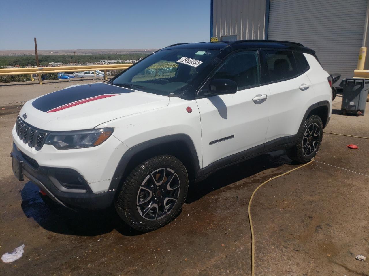2025 Jeep Compass Trailhawk, VIN 3C4NJDDN2ST533537 — Перед