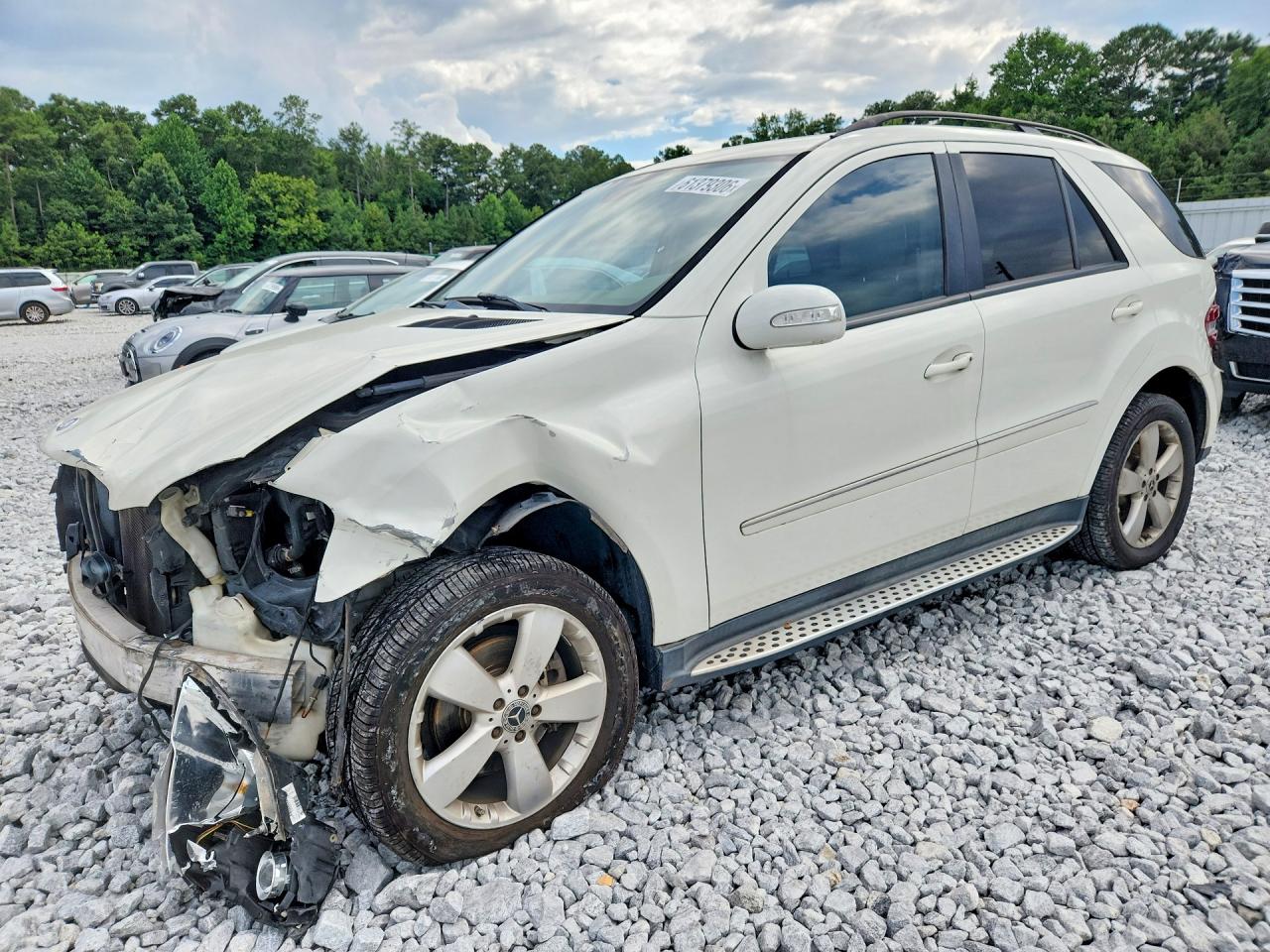 2009 Mercedes-Benz M 350, VIN 4JGBB86E19A497793 — Front end